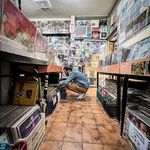 🎧"Ofertas Increíbles de Jazz". 💿

🇬🇧 After the books, the records!
Here are my kinds of favorite caverns. 😬

🇫🇷 Après les livres, les disques.
Voilà mes 2 types de cavernes préférés. 😬

#diggin #diggininthecrates #digging #digging #digginginthecrates #cratedigging #recordcollection #recordstore #recordstoreday #vinylcommunity #vinylrecords #vinyljunkie #vinylporn #vinyladdict