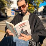 🧉Reading Time Muchachos !📘

🇫🇷 Quelqu’un m’a recommandé ce livre, je te le recommande donc!
« Les Barbares » d’Alessandro Baricco 🇮🇹 est assez amusant à lire, mais surtout il est la critique d’un phénomène très actuel et plus que jamais ravageur dans nos sociétés modernes, la négation de la culture (livre, musique, voyage…) au profit d’un condensé « d’expériences ».
Ça me fait assez légèrement penser à « Écrits Corsaires » de Pier Paulo Pasolini, pour ceux qui connaissent. Lisez-moi ça, ça vous fera du bien

🇬🇧 Someone recommended this book to me, so I recommend it !
"The Barbarians" by Alessandro Baricco 🇮🇹 is quite fun to read, but above all it is a critique of a very current phenomenon that is more devastating than ever in our modern societies, the negation of culture (books, music, travel...) in favor of a condensed "experience".
It reminds me slightly of "Corsair Writings" by Pier Paulo Pasolini, for those who know.

🇵🇹 Alguém me recomendou este livro, por isso eu recomendo-o !
"The Barbarians" de Alessandro Baricco 🇮🇹 é bastante divertido de ler, mas acima de tudo é uma crítica a um fenómeno muito actual e mais do que nunca devastador nas nossas sociedades modernas, a negação da cultura (livros, música, viagens...) em favor de uma "experiência" condensada.
Faz-me lembrar um pouco o "Écritos Corsarios" de Pier Paulo Pasolini, para aqueles que o conhecem. Leia-o, vai fazer-lhe bem!

#bookstagram #bookbooksbooks #bookstagram #bookcover #librodereflexion #librodereflexion #livresaddict #livres #livres #livrosemaislivros #livrosnovos #livrestagram